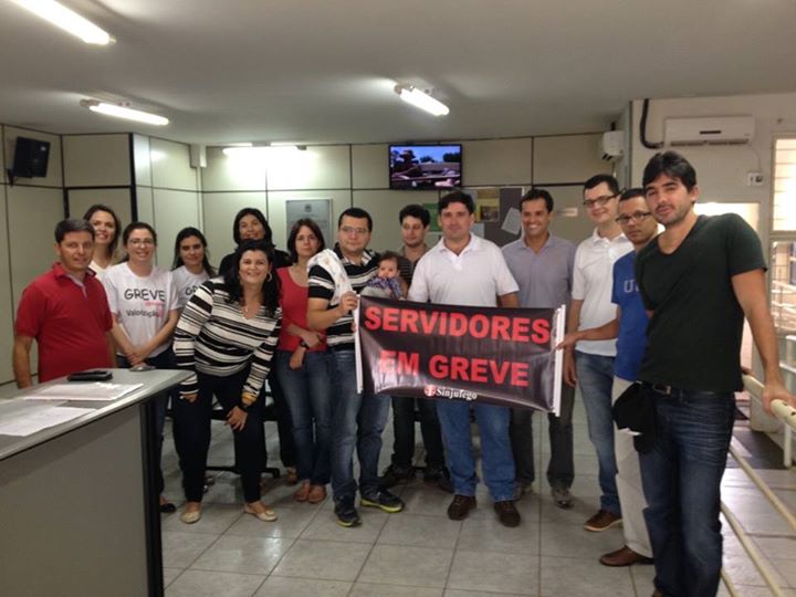 1a23.06.2015 Servidores de Rio Verde GO continuam fortes na greve