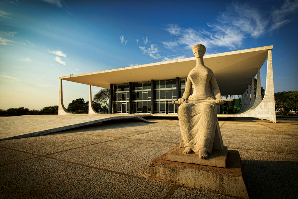 Escultura A Justiça obra de Alfredo Ceschiatti de 1961 diante do STF Supremo Tribunal Federal - sede do Poder Judiciário  Local: Brasília DF Brasil Data: 201609 Código: 01ADR039 Autor: Adriano Kirihara